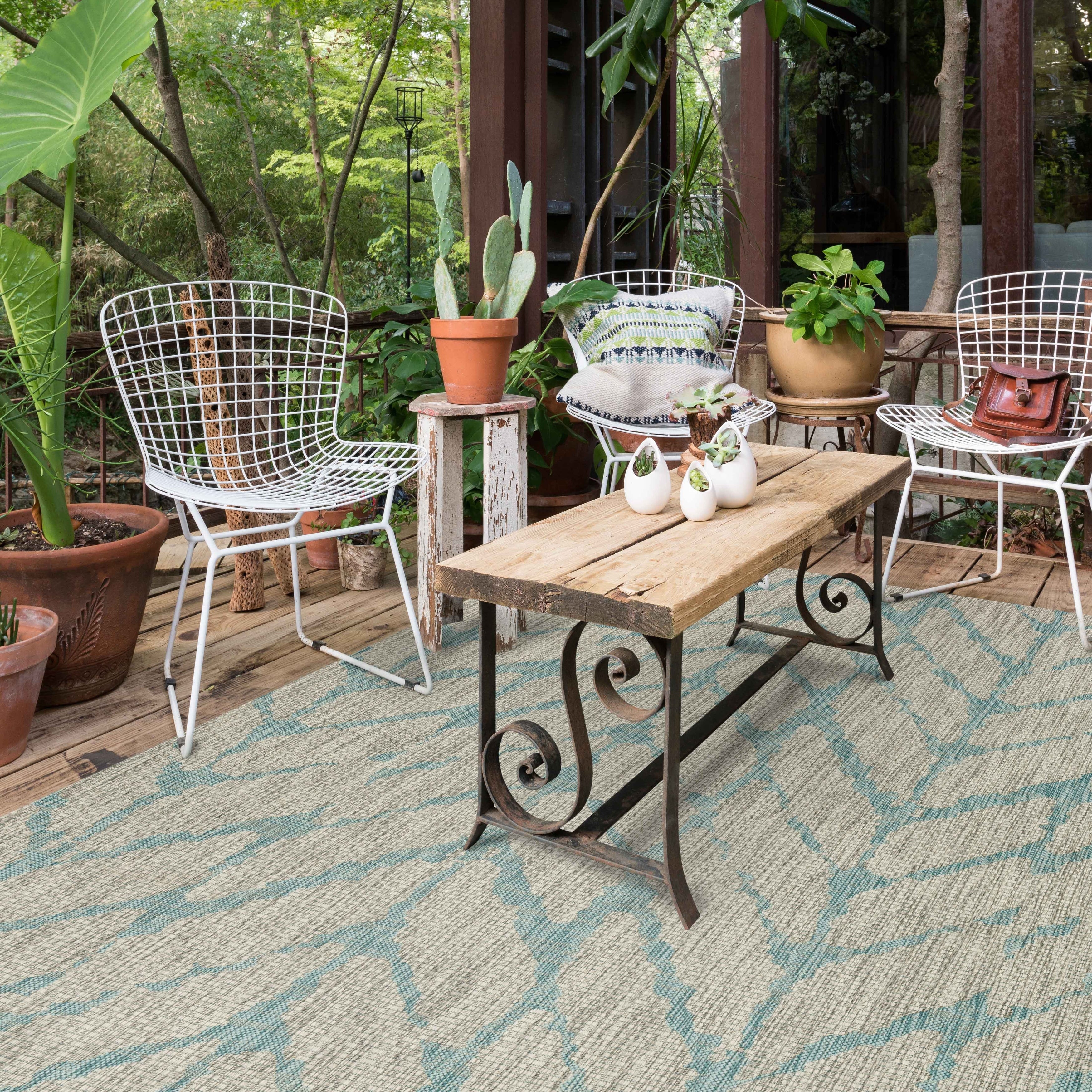 Chevron Pattern Indoor/ Outdoor Area Rug Mist/ Aqua 2'2" x 3'9" Z472