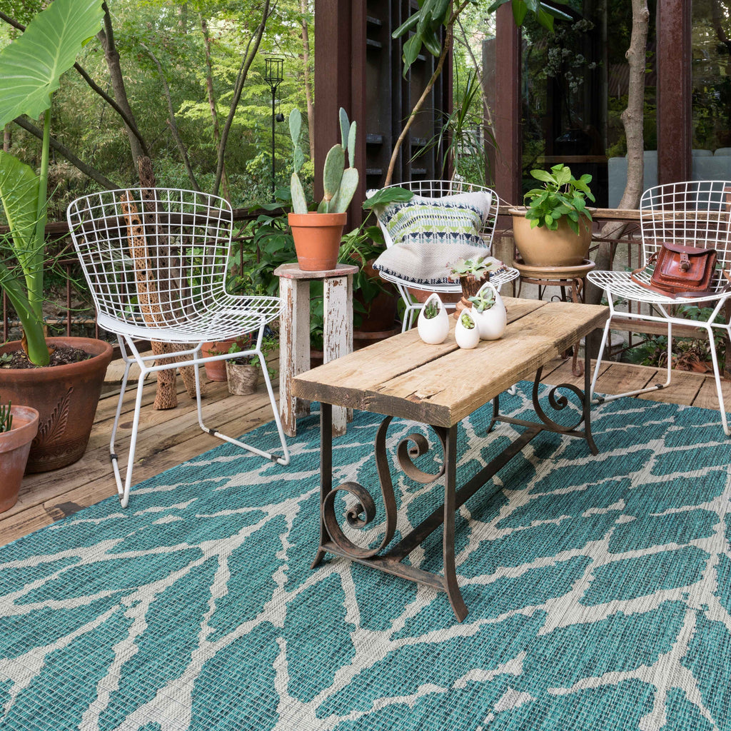 Chevron Pattern Indoor/ Outdoor Area Rug Mist/ Aqua 2'2" x 3'9" Z472