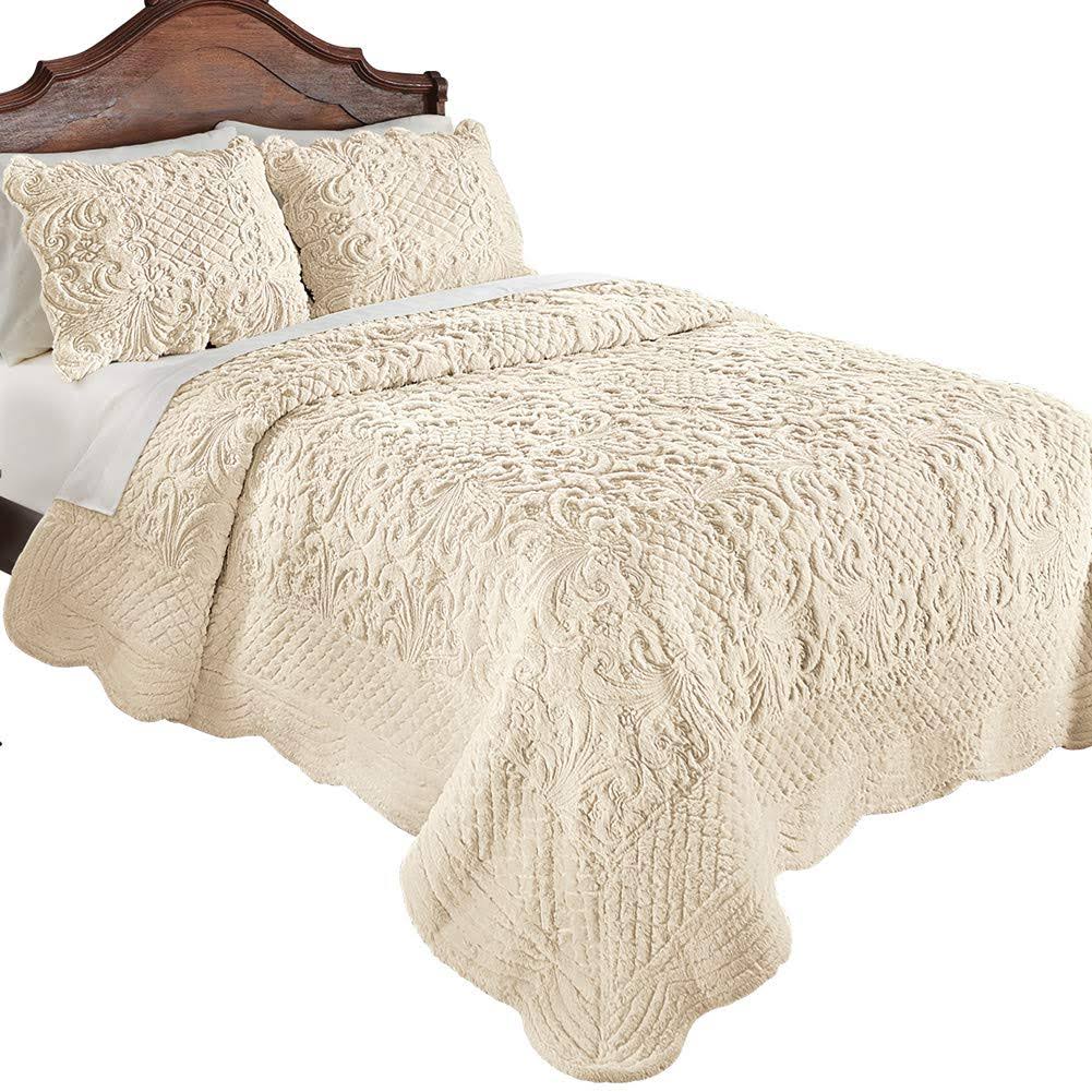 Ivory Faux Fur Plush Quilt Bedding with Scalloped Edges O26351